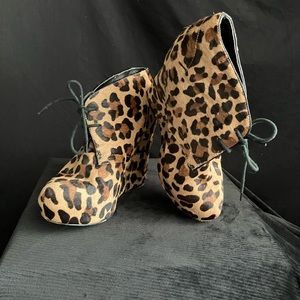 Women’s high wedge shoe by Steve Madden